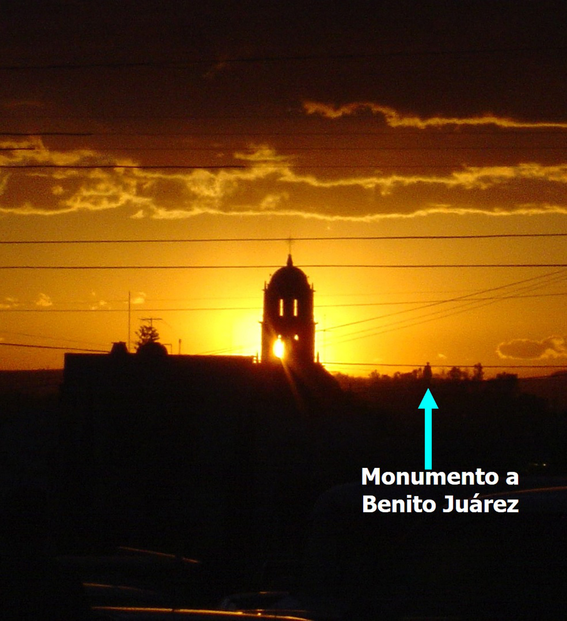 Figura 2. Puesta del Sol sobre templo de San Francisco donde se parecía el monumento a Benito Juárez, el 16 de marzo de 2005. Fotografía de Francisco Granados Saucedo.
