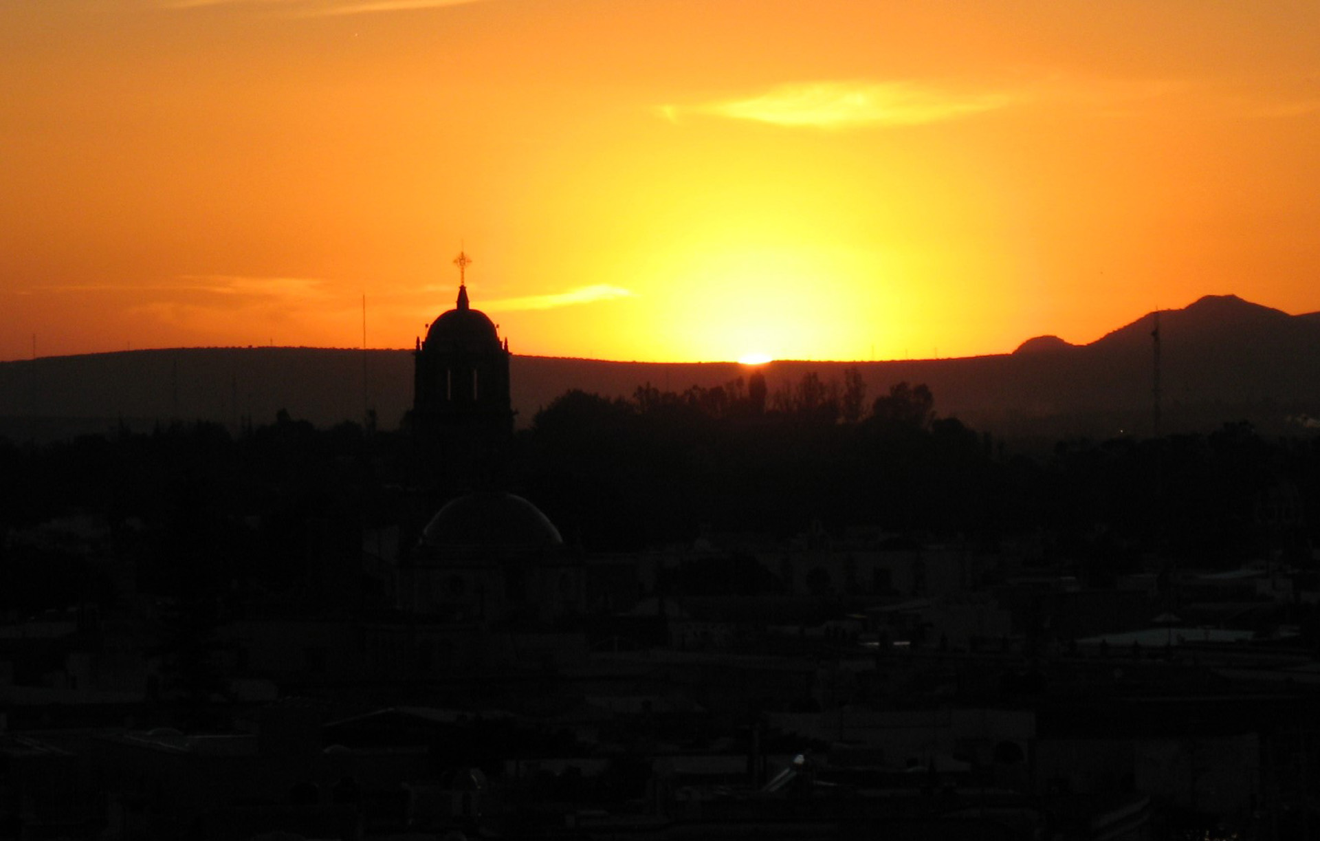 Figura 4. Ocaso solar sobre el monumento a Benito Juárez, el día 22 de septiembre de 2007, día del equinoccio astronómico, observada desde la cima del templo de La Cruz. Fotografía de Francisco Granados Saucedo.