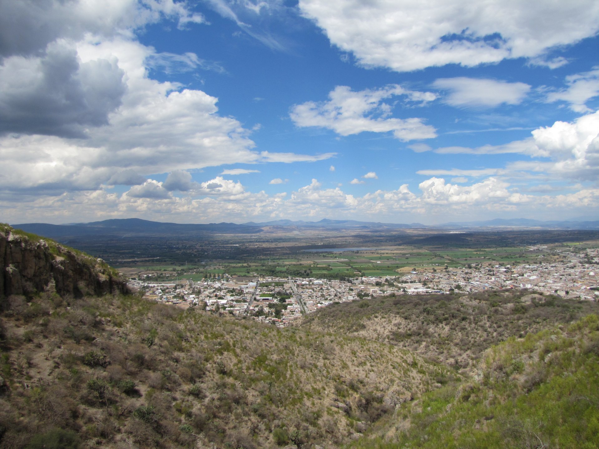 Imagen 1. Cercanía de asentamientos humanos a sitios naturales donde se encuentra la fauna silvestre. Foto de María Eugenia Espinosa Flores, Guanajuato, 2014.