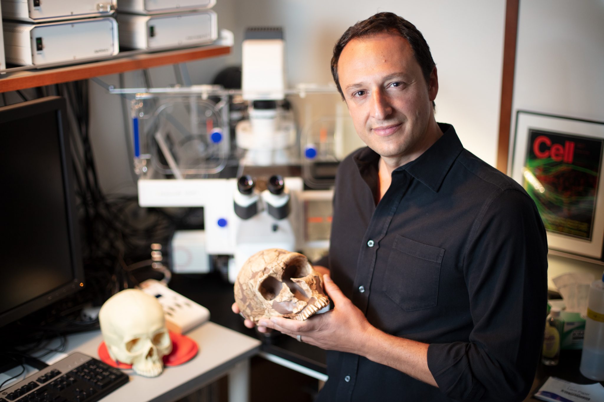 Doctor Alysson Moutri sosteniendo un cráneo de neandertal.