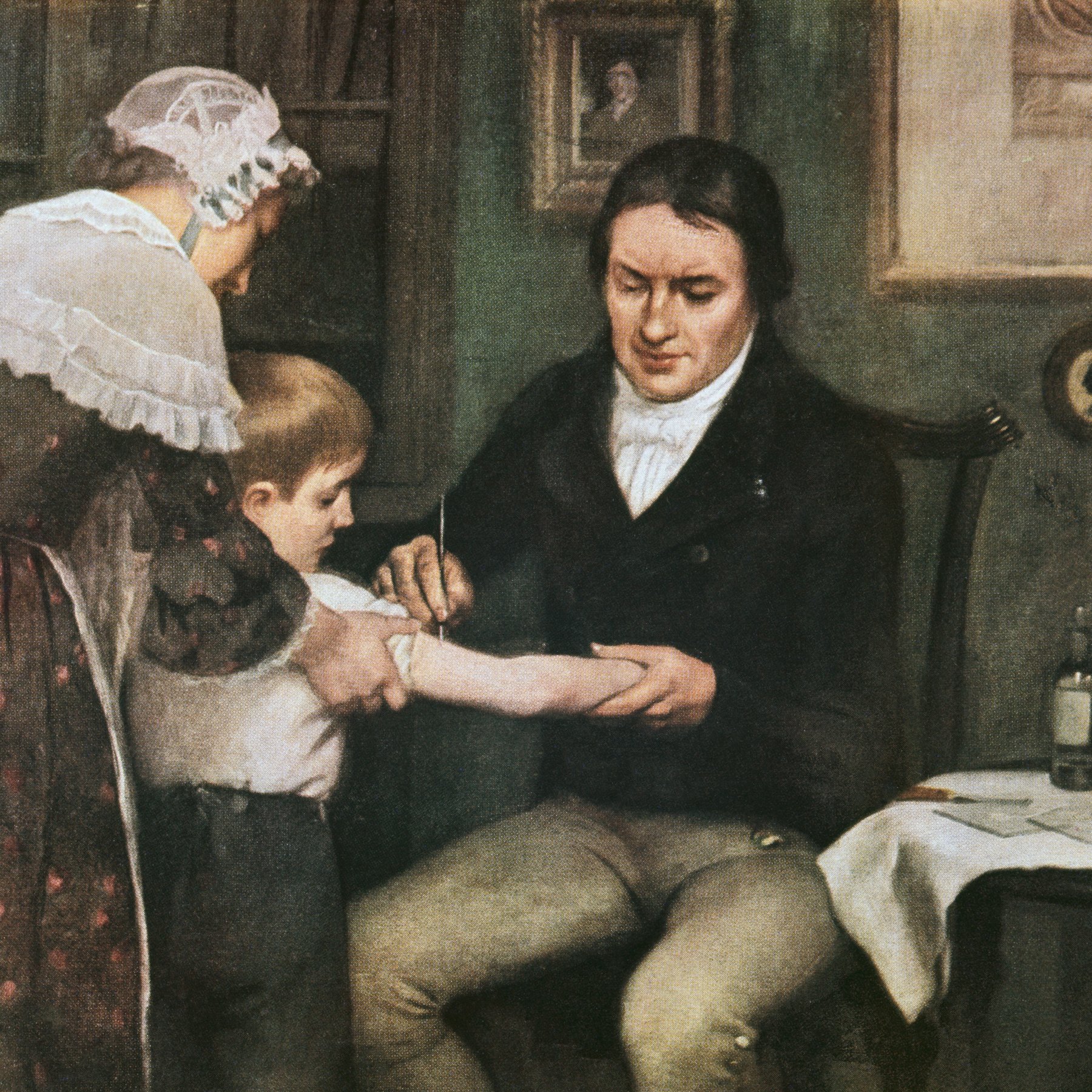 El doctor Edward Jenner (1749-1823) realizando la primera vacunación contra la viruela a James Phipps, un niño de ocho años, el 14 de mayo de 1796, retratado al óleo Ernest Board.