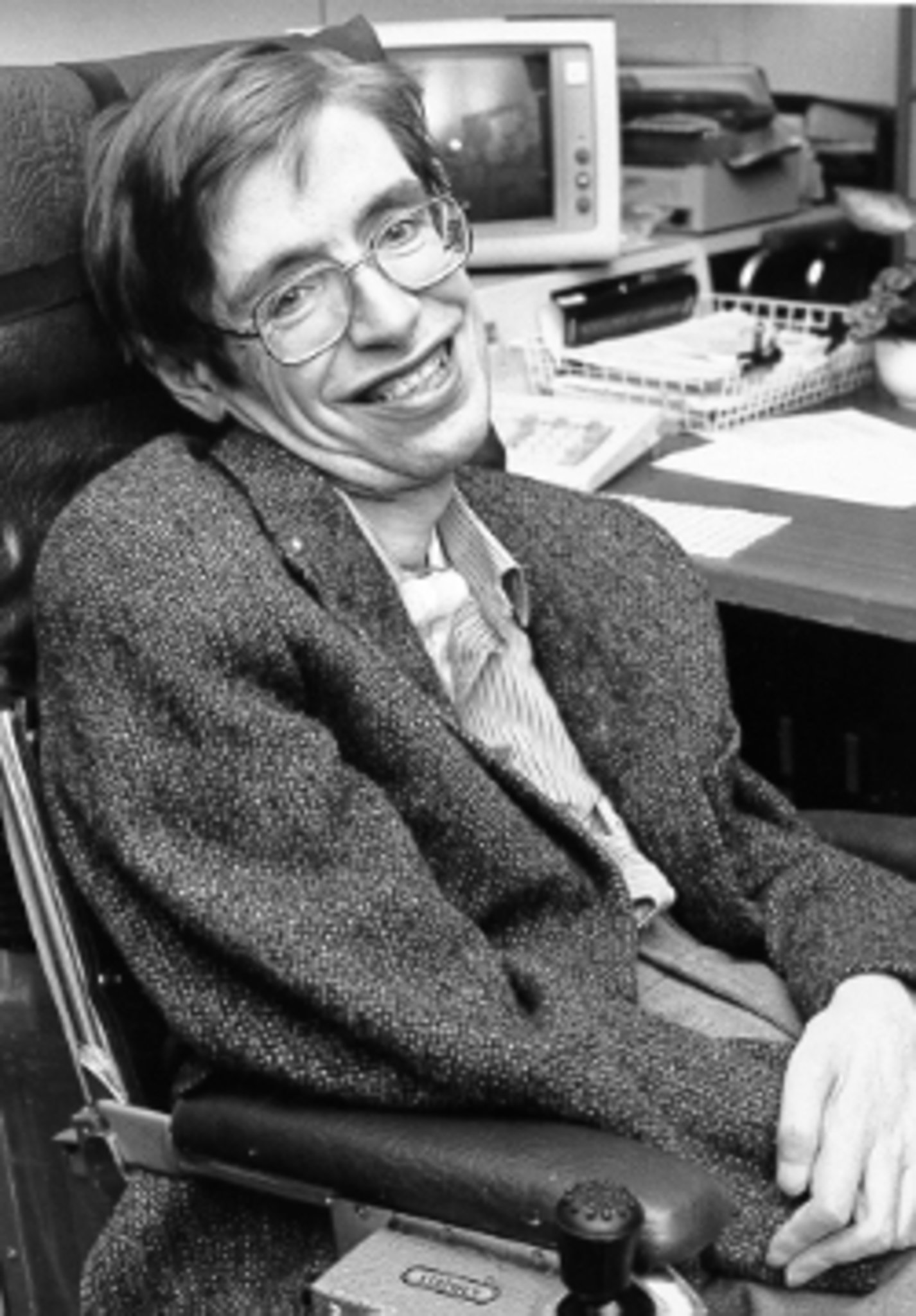 Stephen Hawking fue un físico teórico británico que se dedicó a la cosmología y a escribir sobre ella. Fue director de investigación en el Centro de Cosmología Teórica de la Universidad de Cambridge. Es mayormente conocido por descubrir que los agujeros negros emiten radiación.