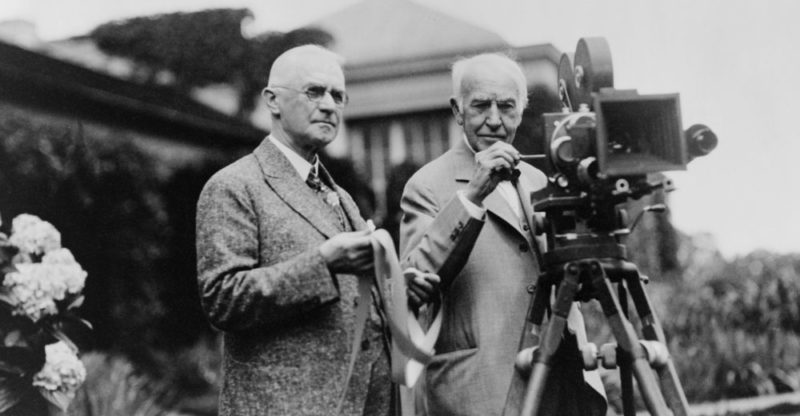 Auguste y Louis Lumière lograron culminar el diseño de su cinematógrafo.