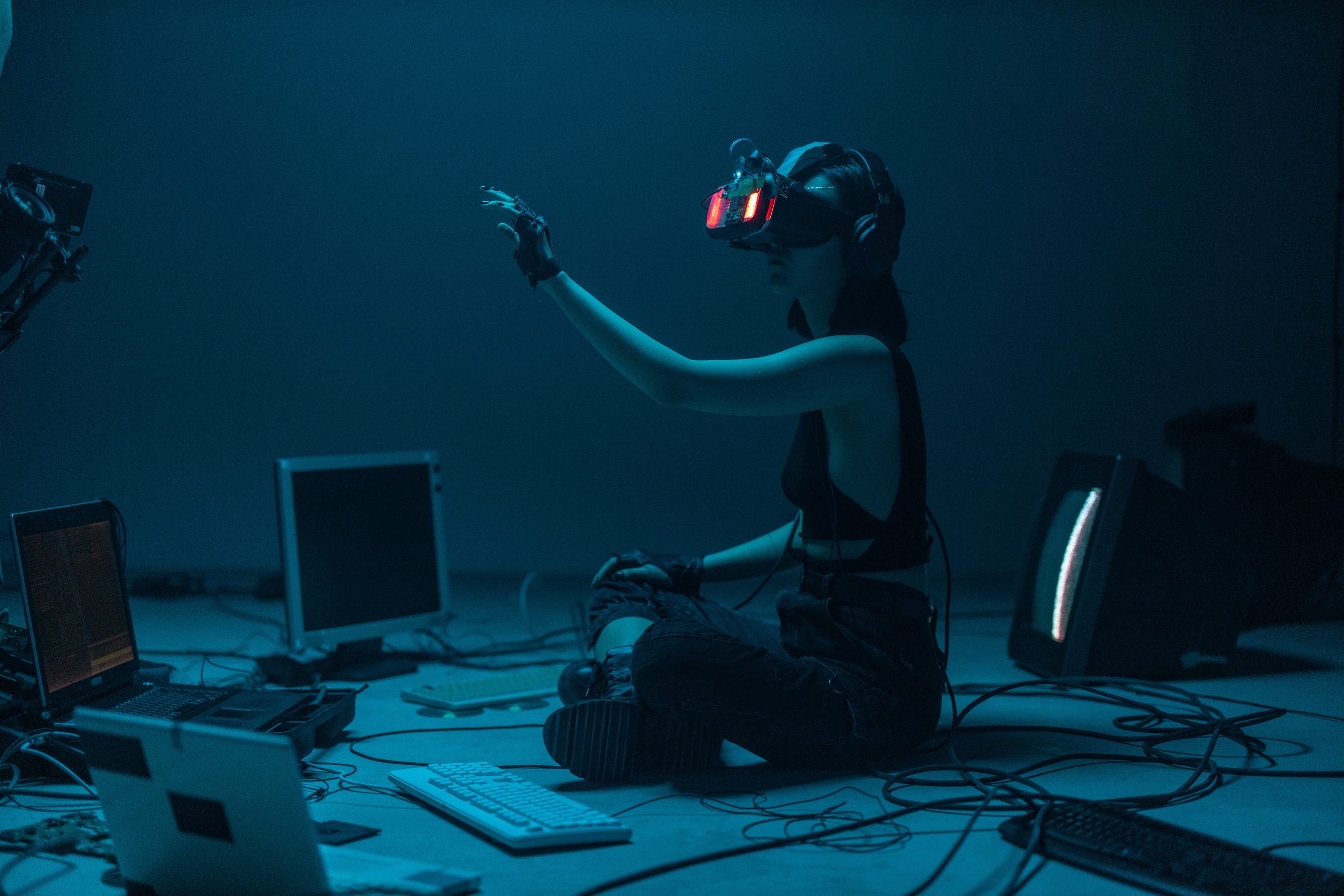 Mujer que tiene experiencia en realidad virtual. Pexels-cottonbro-studio-8721318