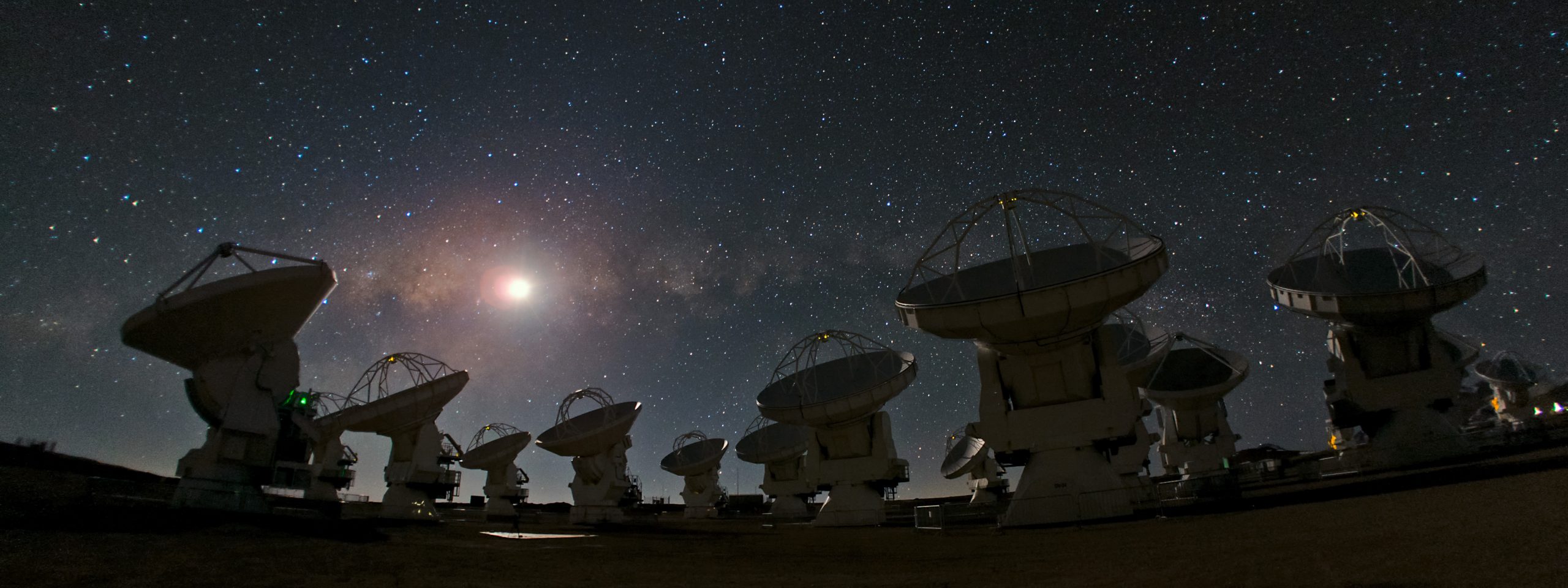 El Atacama Large Millimeter/submillimeter Array (ALMA), una asociación internacional entre Europa, Norteamérica y Asia del Este, en colaboración con la República de Chile, es el mayor proyecto astronómico del mundo.